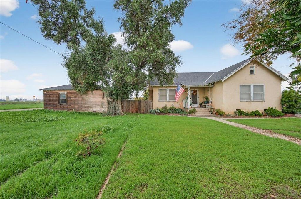 Image 6 of property listing at 630 S Fruit Avenue, Fresno, CA 93706