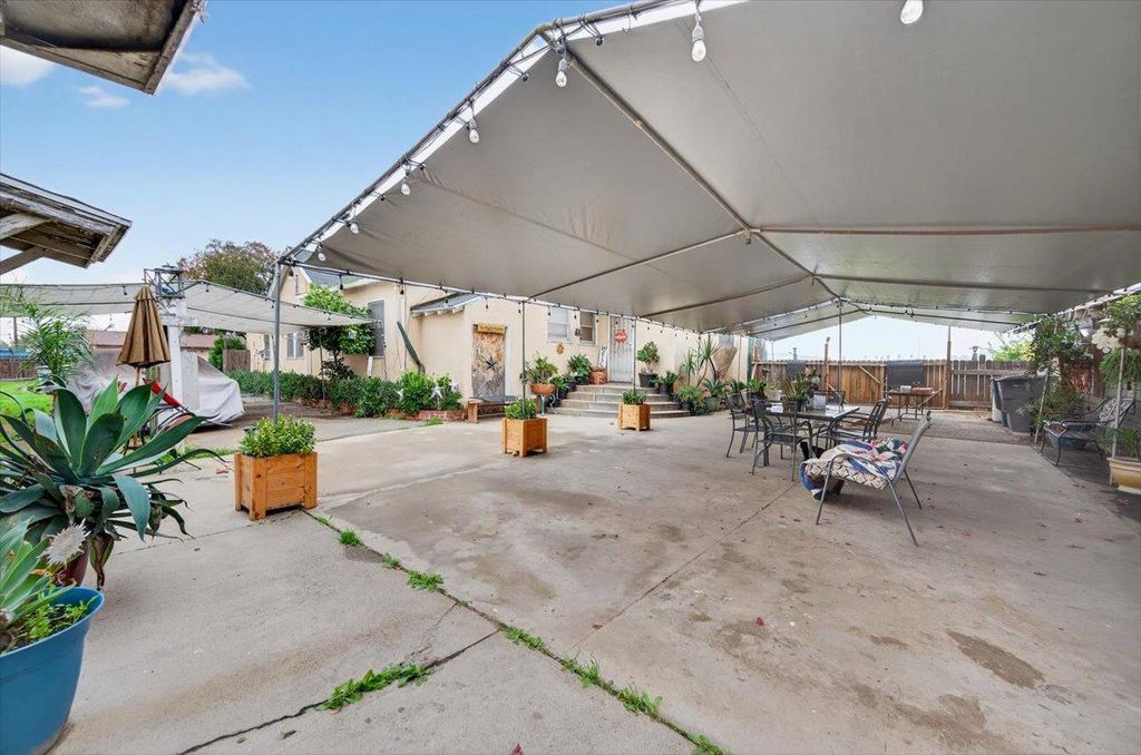 Image 7 of property listing at 630 S Fruit Avenue, Fresno, CA 93706