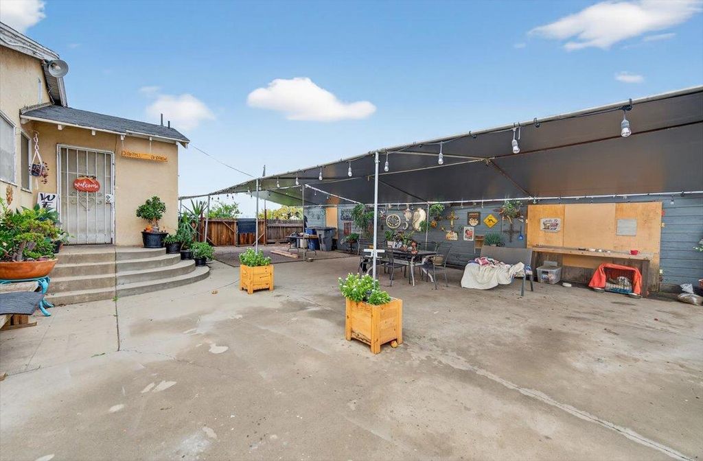 Image 9 of property listing at 630 S Fruit Avenue, Fresno, CA 93706