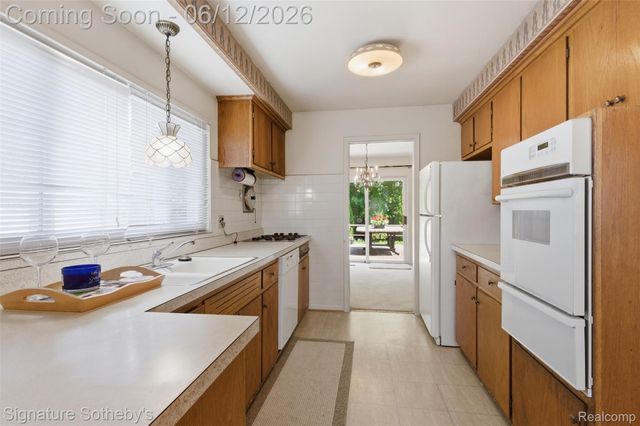 6344 Campus Drive, Dearborn Heights, MI 48127