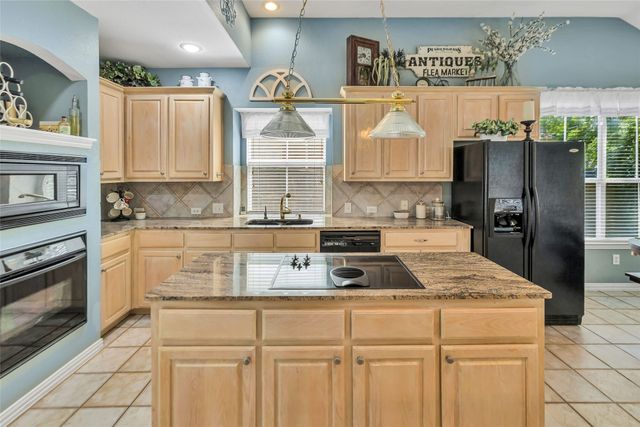 2807 Stonehurst Drive, Grapevine, TX 76051