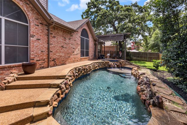 2807 Stonehurst Drive, Grapevine, TX 76051