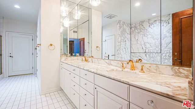1220 Roxbury Drive 302, Los Angeles, CA 90035