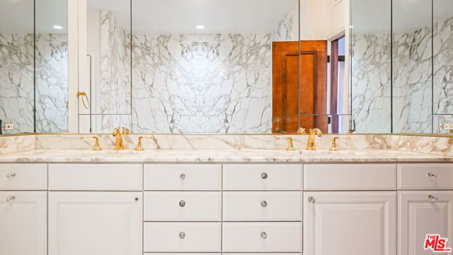 1220 Roxbury Drive 302, Los Angeles, CA 90035