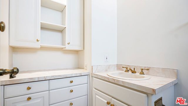 1220 Roxbury Drive 302, Los Angeles, CA 90035