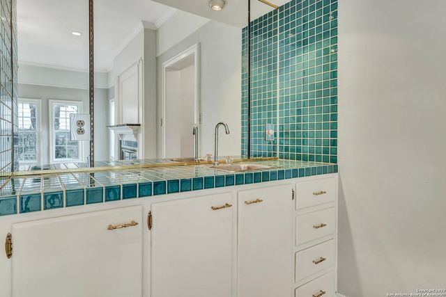 112 CLOVERLEAF AVE, Alamo Heights, TX 78209