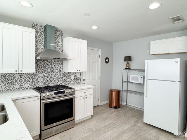 2518 Lynwood Street, Bakersfield, CA 93306