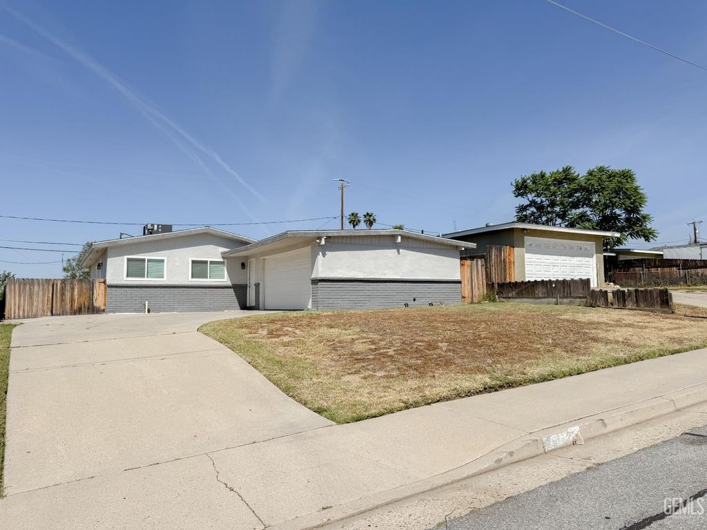 2518 Lynwood Street, Bakersfield, CA 93306