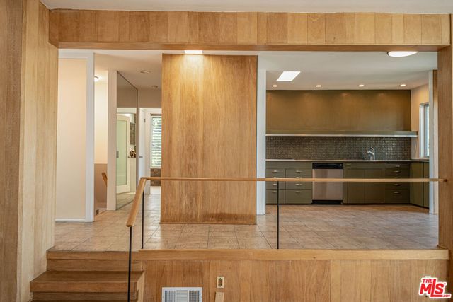 8895 Appian Way, Los Angeles, CA 90046