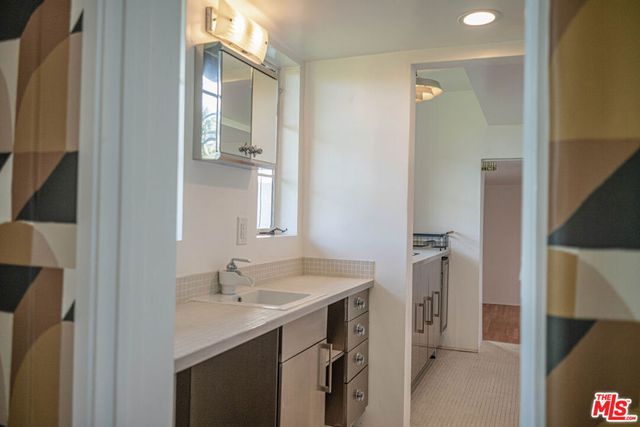 8895 Appian Way, Los Angeles, CA 90046