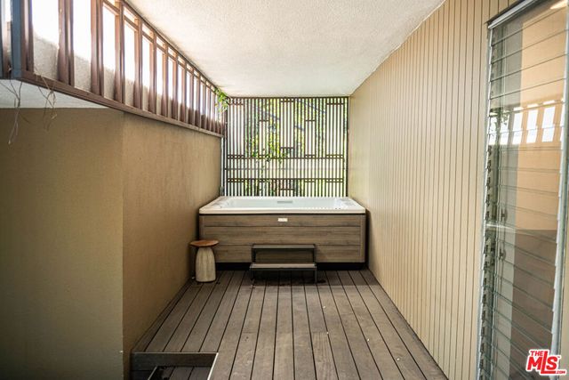 8895 Appian Way, Los Angeles, CA 90046