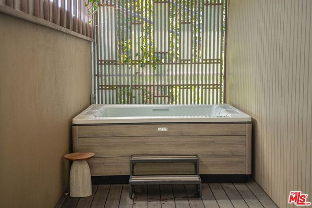 8895 Appian Way, Los Angeles, CA 90046