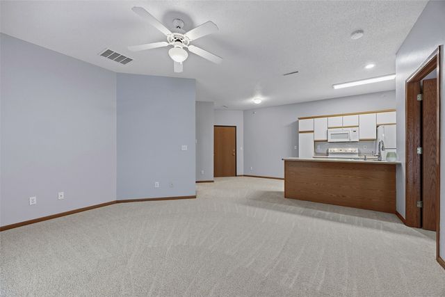 250 Cimarron Drive 108, Hiawatha, IA 52233