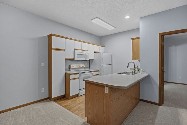 250 Cimarron Drive 108, Hiawatha, IA 52233