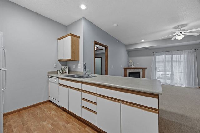 250 Cimarron Drive 108, Hiawatha, IA 52233