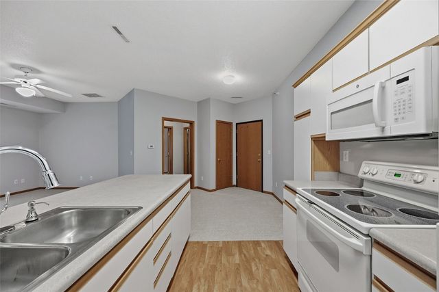 250 Cimarron Drive 108, Hiawatha, IA 52233