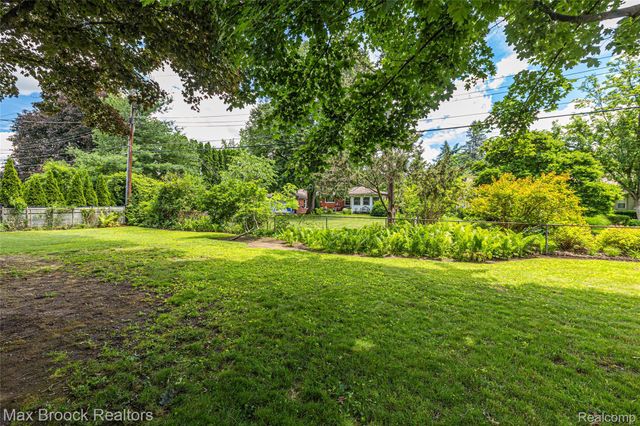 171 S Glengarry Road, Bloomfield Hills, MI 48301