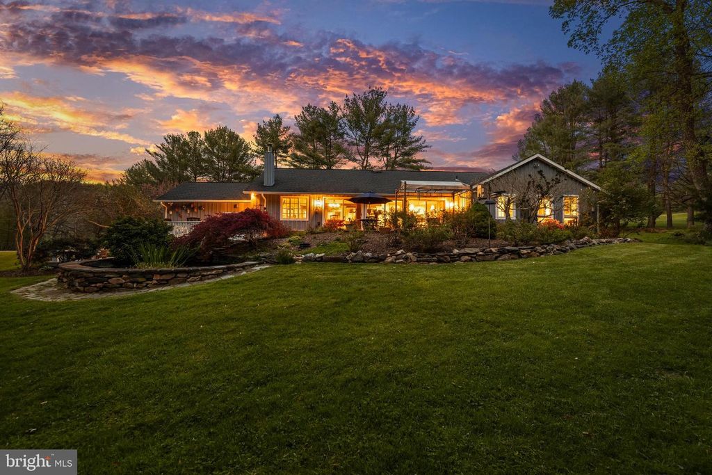 Image 2 of property listing at 13928 GREEN BRANCH DR, Phoenix, MD 21131