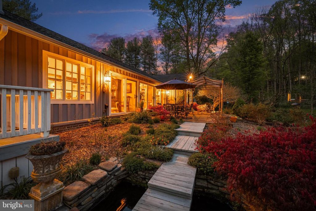 Image 3 of property listing at 13928 GREEN BRANCH DR, Phoenix, MD 21131