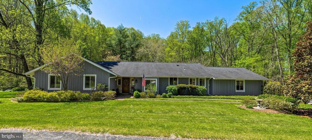 Image 4 of property listing at 13928 GREEN BRANCH DR, Phoenix, MD 21131