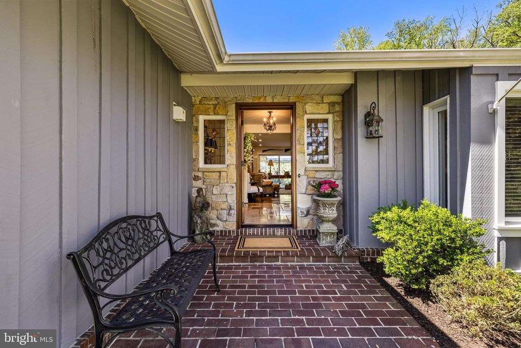 Image 5 of property listing at 13928 GREEN BRANCH DR, Phoenix, MD 21131