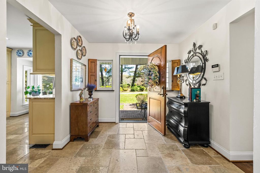 Image 6 of property listing at 13928 GREEN BRANCH DR, Phoenix, MD 21131