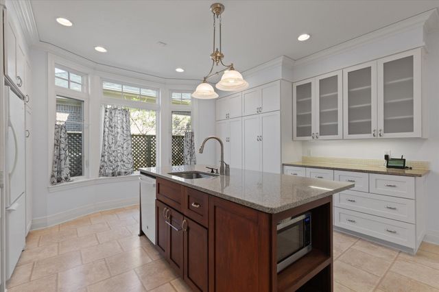 2202 Robbinwood Lane, Longview, TX 75601