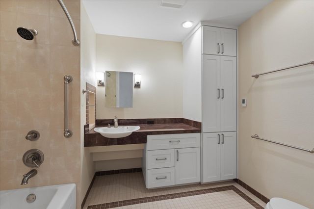 2202 Robbinwood Lane, Longview, TX 75601