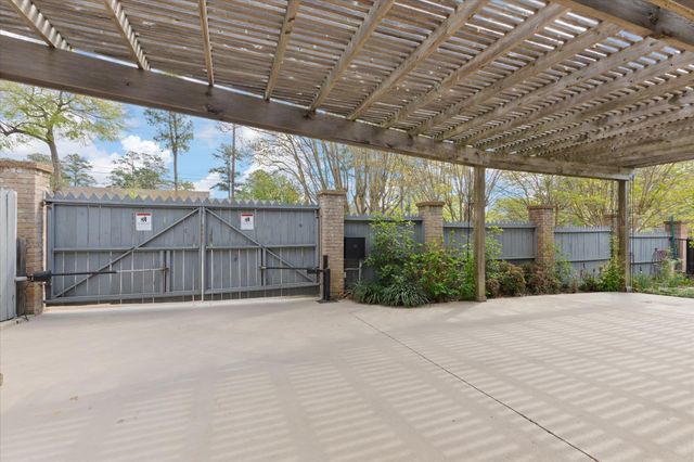 2202 Robbinwood Lane, Longview, TX 75601