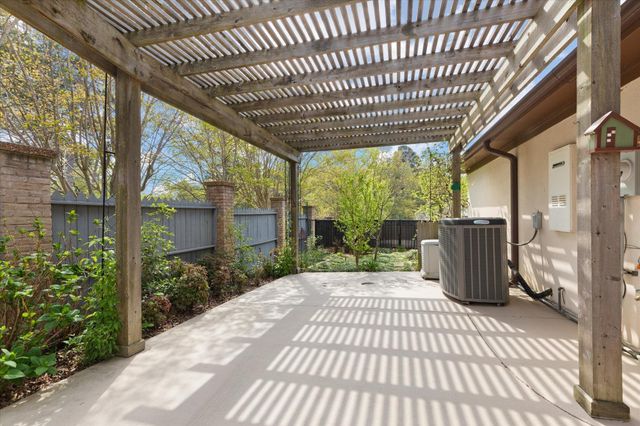 2202 Robbinwood Lane, Longview, TX 75601