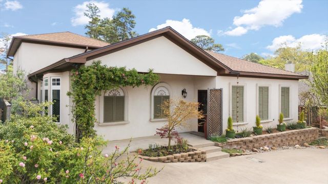 2202 Robbinwood Lane, Longview, TX 75601