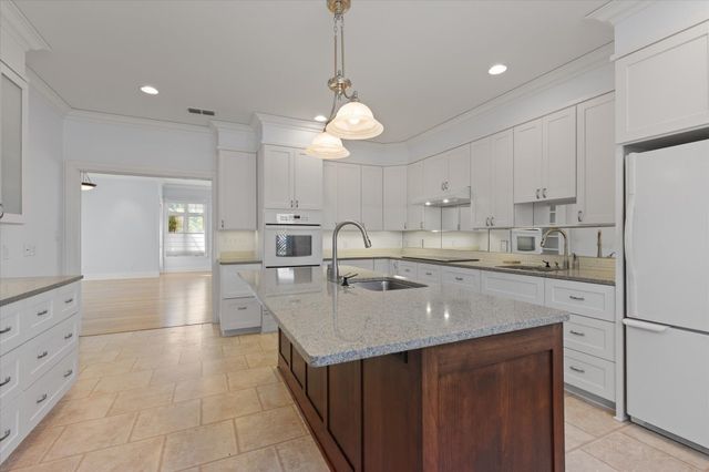 2202 Robbinwood Lane, Longview, TX 75601