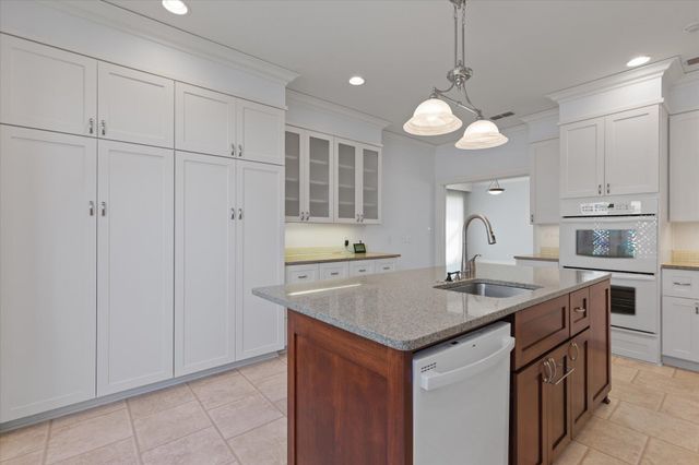 2202 Robbinwood Lane, Longview, TX 75601