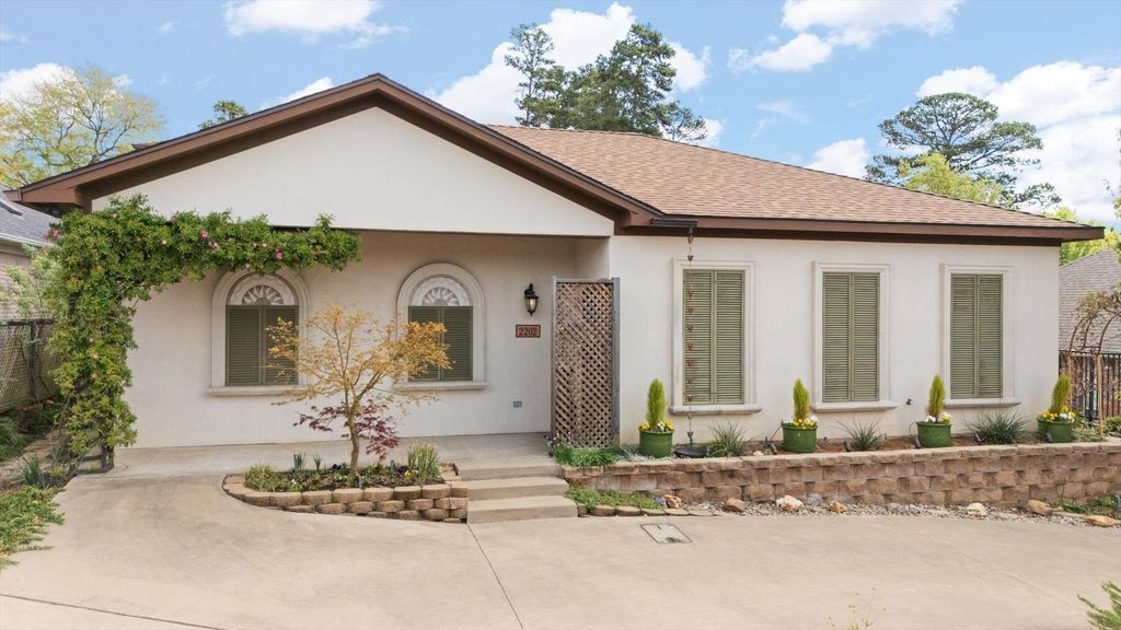 2202 Robbinwood Lane, Longview, TX 75601