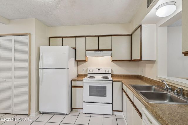 3015 COBBLEWOOD Lane E, Jacksonville, FL 32225