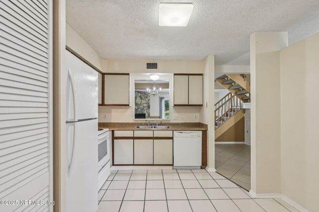 3015 COBBLEWOOD Lane E, Jacksonville, FL 32225