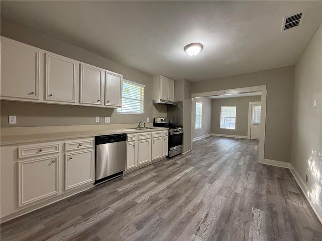 17 E James Street, Baytown, TX 77520