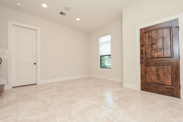 2052 W Main Street, Houston, TX 77098