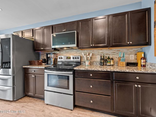 660 Riggs Road, Hubert, NC 28539