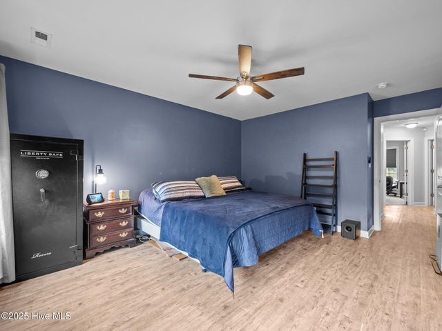 660 Riggs Road, Hubert, NC 28539