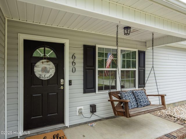 660 Riggs Road, Hubert, NC 28539