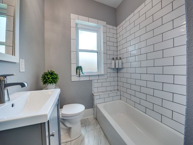 2719 W 12th Street, Dallas, TX 75211