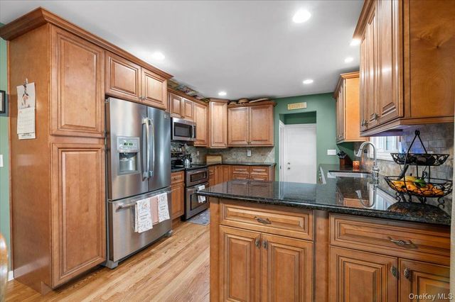 7 Maple Avenue, Holbrook, NY 11741