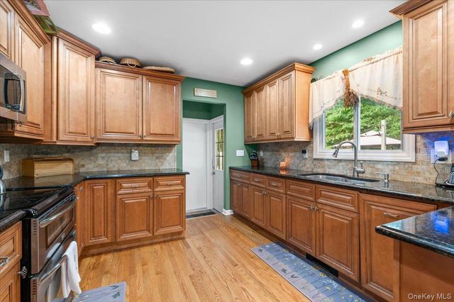 7 Maple Avenue, Holbrook, NY 11741