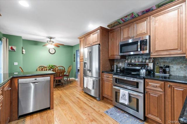 7 Maple Avenue, Holbrook, NY 11741