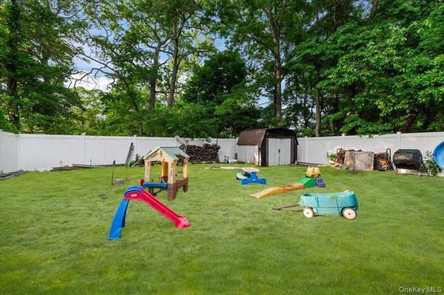 7 Maple Avenue, Holbrook, NY 11741