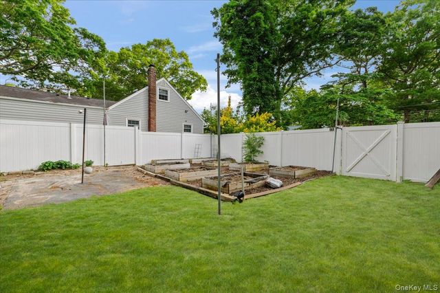 7 Maple Avenue, Holbrook, NY 11741