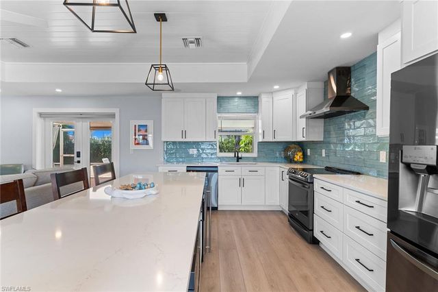 699 99th AVE N, Naples, FL 34108