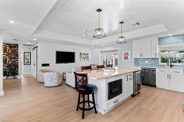 699 99th AVE N, Naples, FL 34108