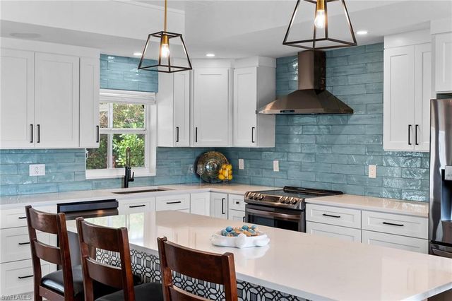 699 99th AVE N, Naples, FL 34108